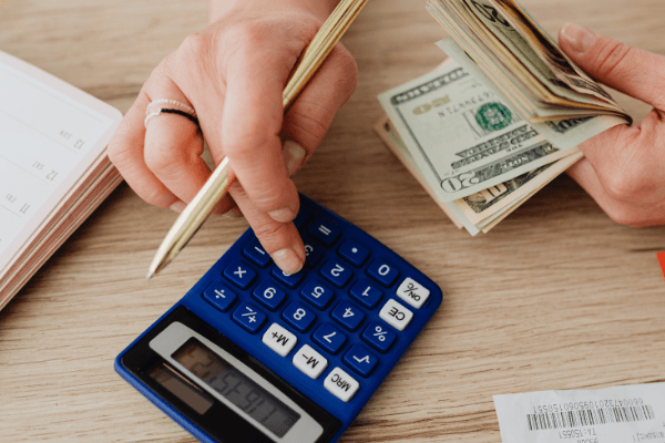 V občanských poradnách se v důsledku pandemie a ukrajinské krize řeší hlavně dluhy a bydlení